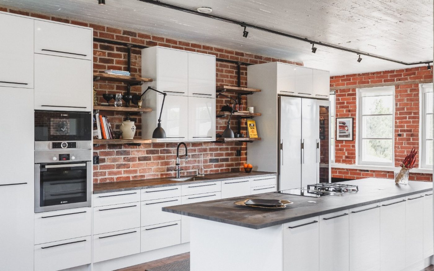 Kuchnia z czerwonymi płytkami klinkierowymi na ścianach