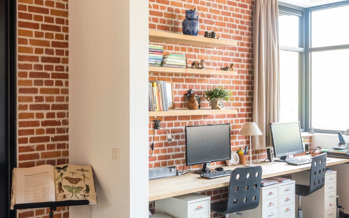 Pokój z czerwonymi płytkami klinkierowymi przypominającymi czerwoną cegłę na ścianach