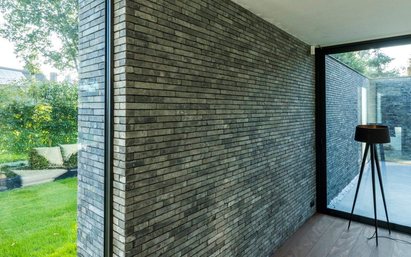 Ciemne płytki klinkierowe we wnętrzu domu