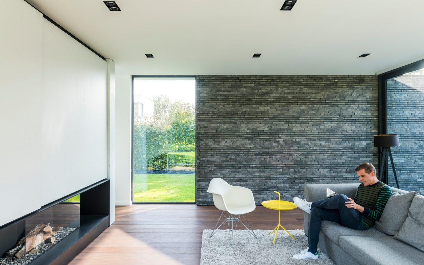 Pokój z ciemnymi płytkami klinkierowymi na jednej ze ścian