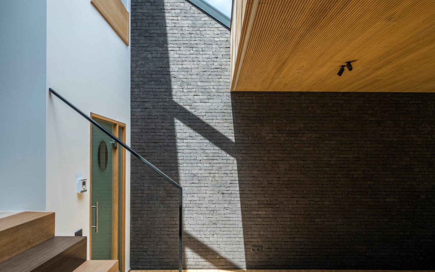 Ciemne płytki klinkierowe we wnętrzu domu