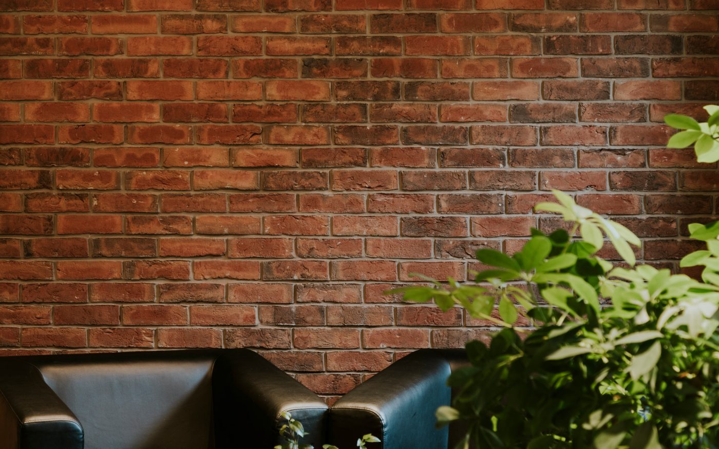 Czerwone płytki klinkierowe we wnętrzu domu