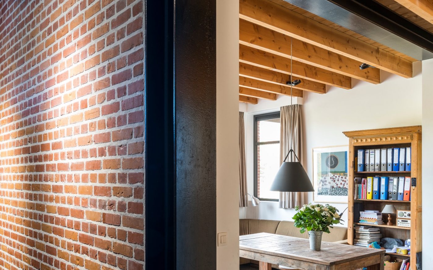 Płytki klinkierowe przypominające prawdziwą czerwoną cegłę we wnętrzu