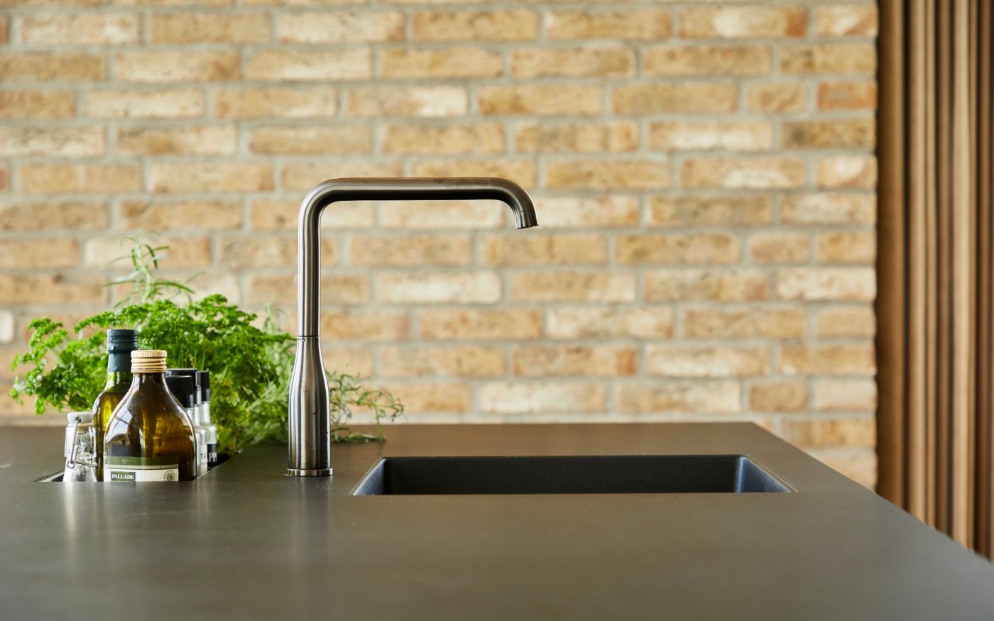 Jasne płytki klinkierowe we wnętrzu