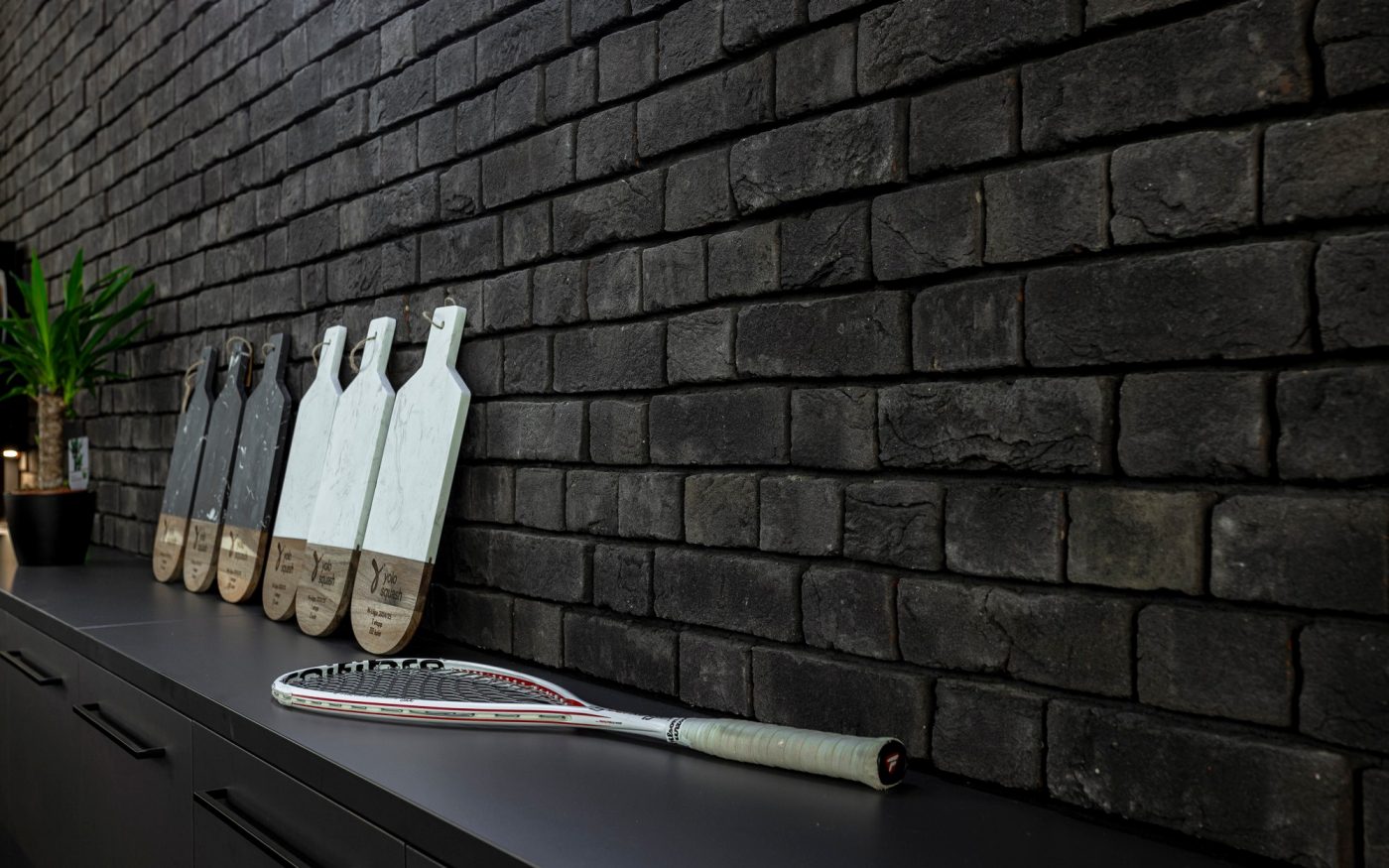 Ciemne płytki klinkierowe we wnętrzu domu