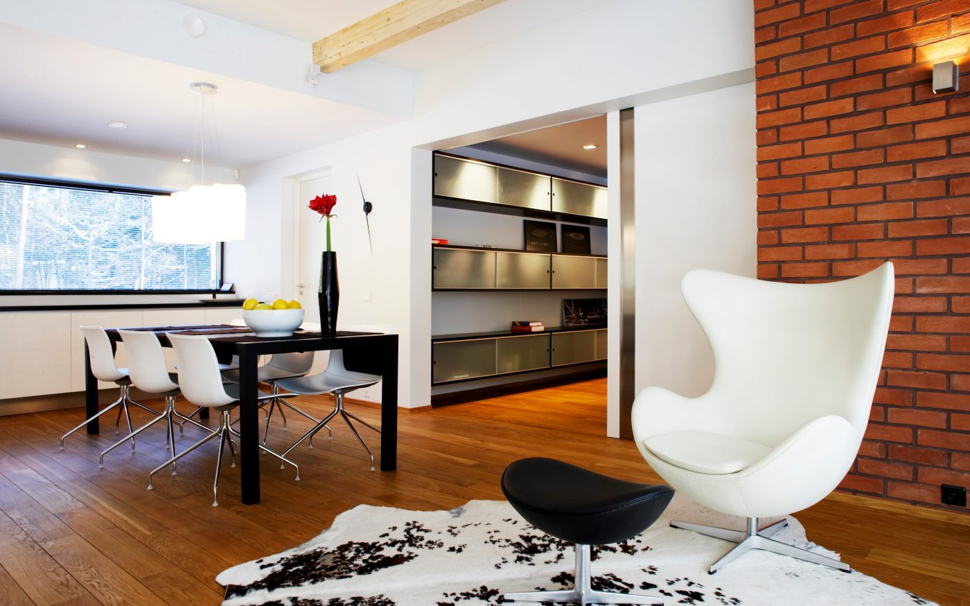 Pokój z czerwonymi płytkami klinkierowymi na ścianie