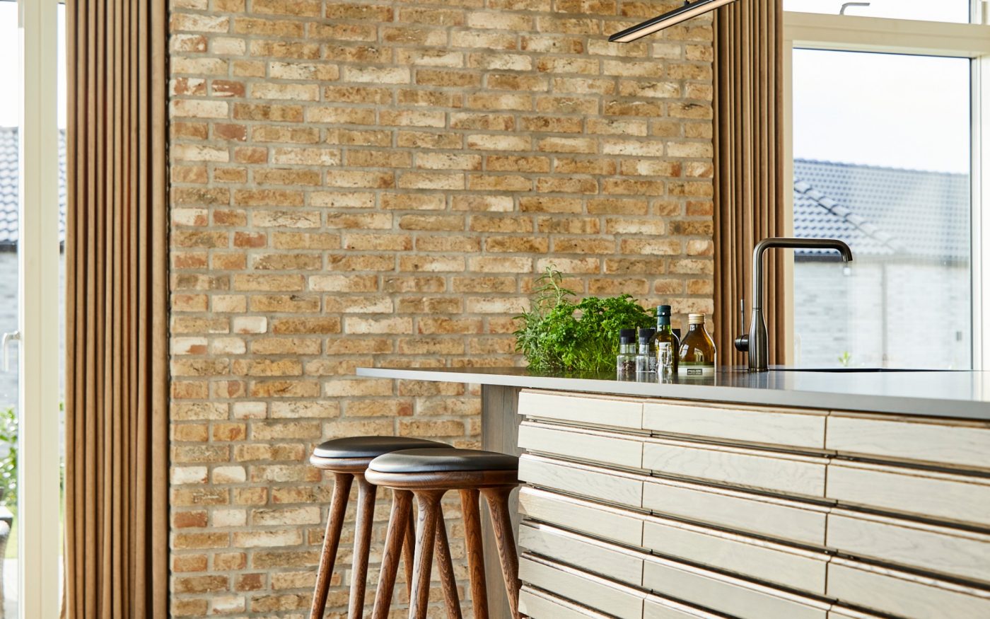 Jasne płytki klinkierowe we wnętrzu