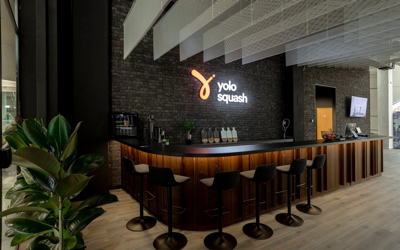 Ciemne płytki klinkierowe we wnętrzu