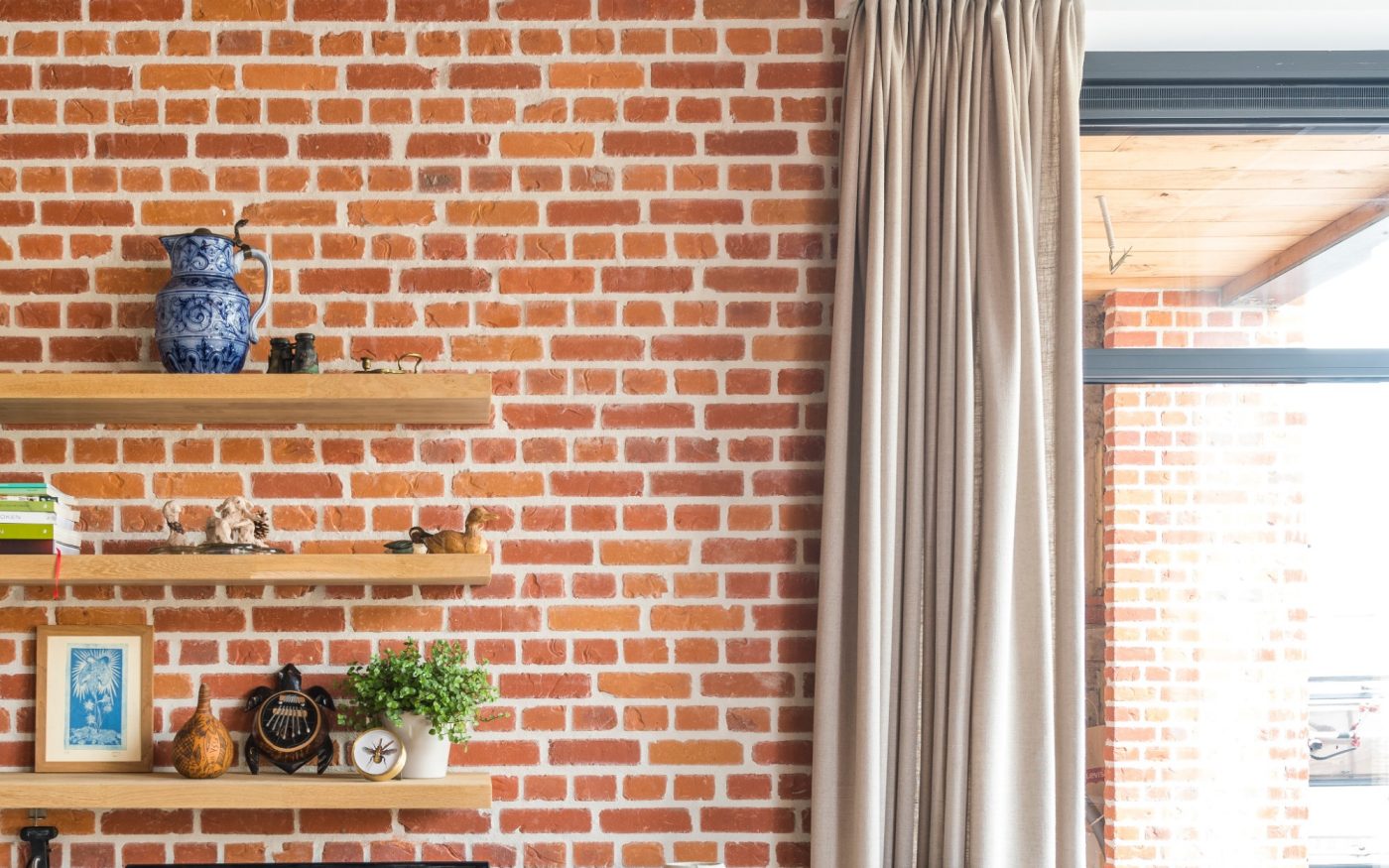 Płytki klinkierowe przypominające prawdziwą czerwoną cegłę we wnętrzu