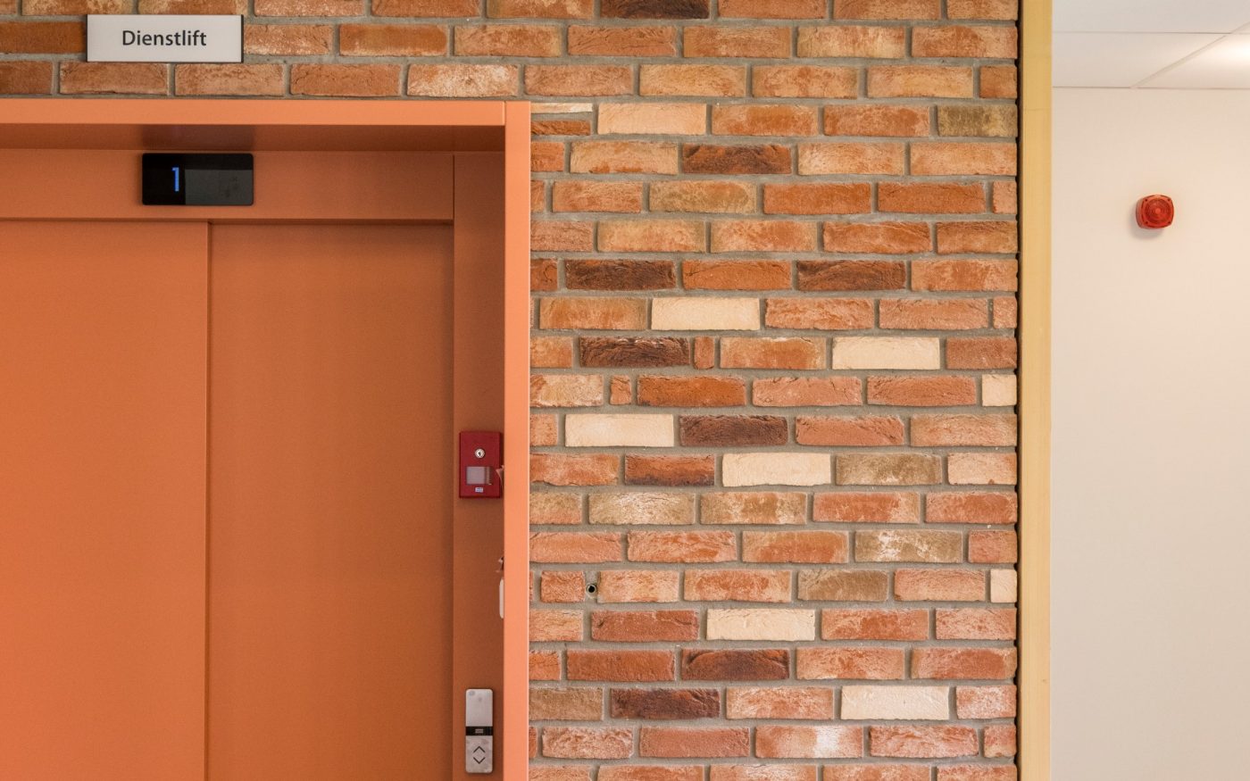 Różnokolorowe płytki klinkierowe we wnętrzu