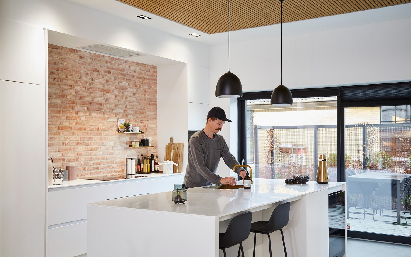 Czerwone płytki klinkierowe we wnętrzu