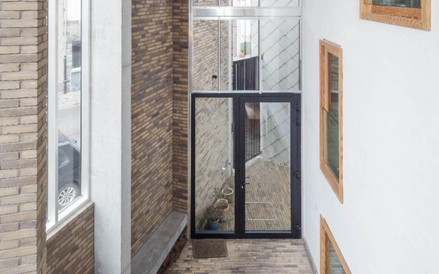 Korytarz z jasno-beżowymi płytkami klinkierowymi na jednej ze ścian