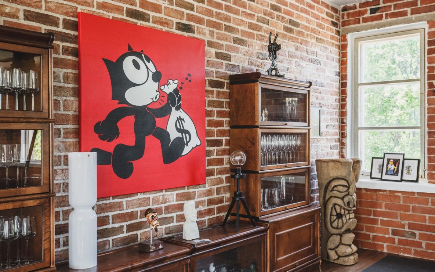 Pokój z czerwonymi płytkami klinkierowymi na ścianach