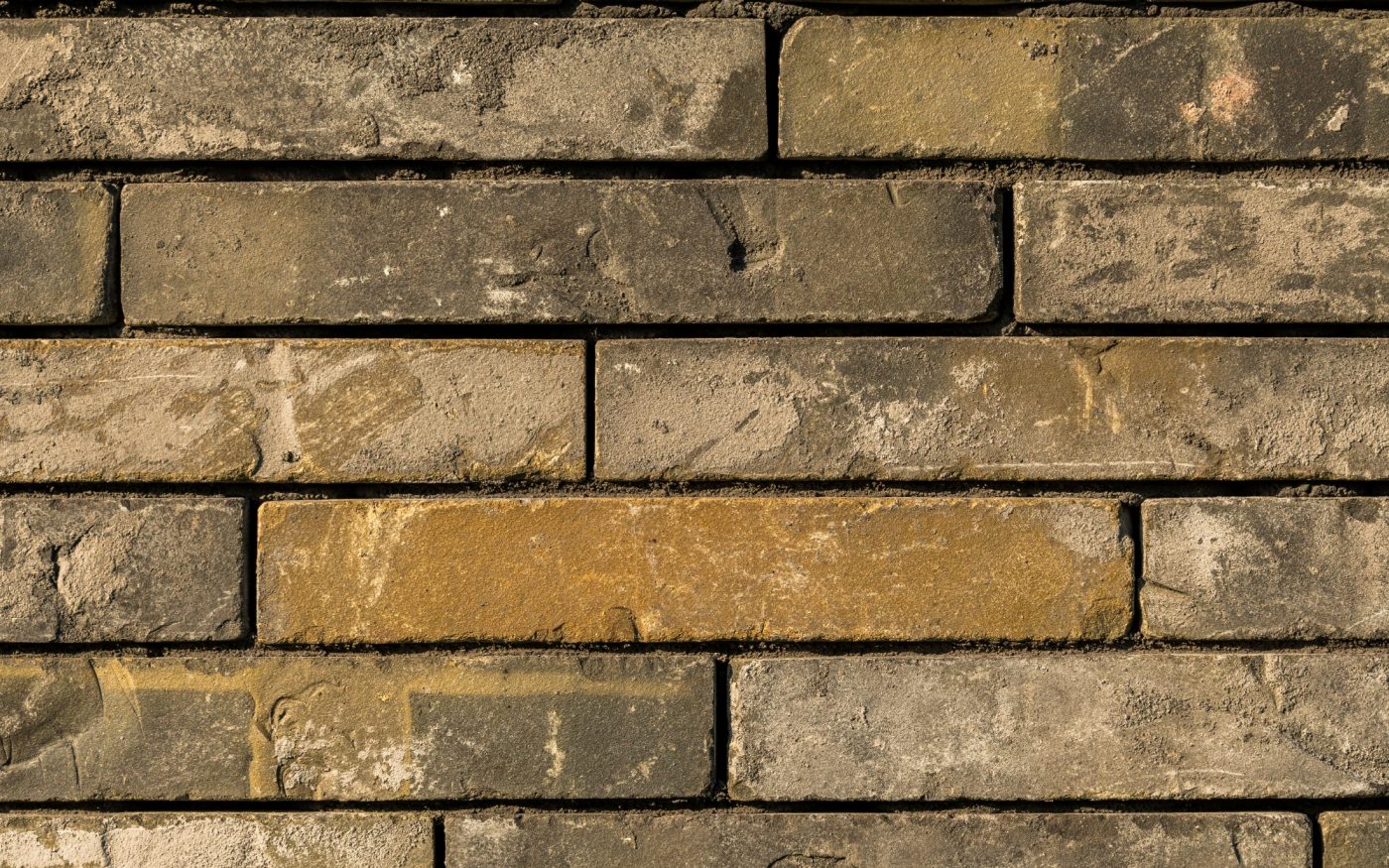 Ciemne płytki klinkierowe we wnętrzu domu