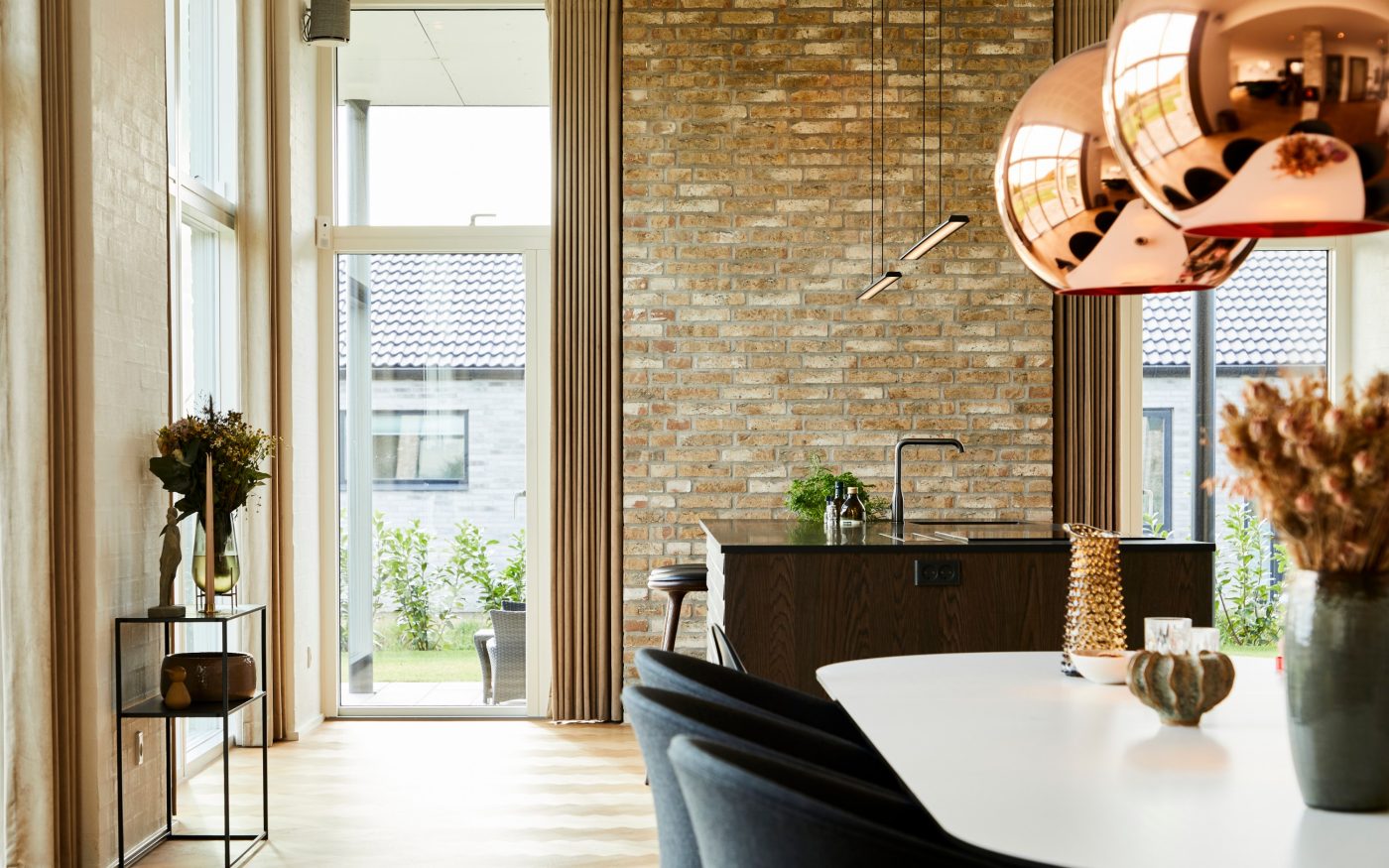 Jasne płytki klinkierowe we wnętrzu