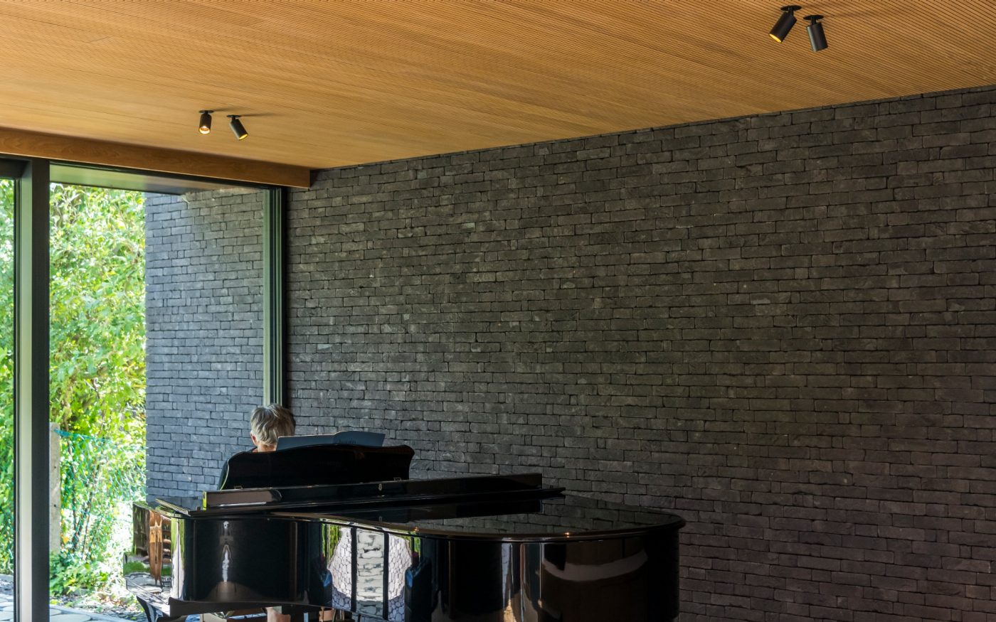 Ciemne płytki klinkierowe we wnętrzu domu