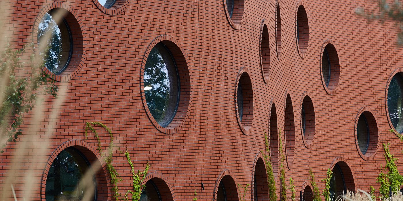 Wodna Nuta - pływalnia kryta w Opolu z elewacją z cegły Pomerania