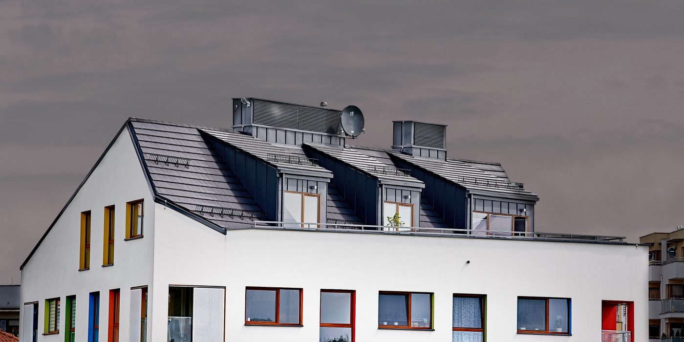 Osiedle Nowa Nowa Huta z dachówką Orea 9 antracytowa angoba