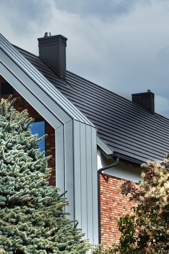 Family house in lake area with Orea 9 antracite mat angobe roof tile