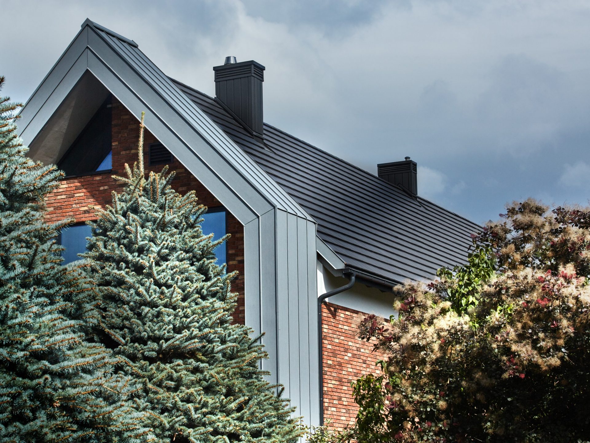 Family house in lake area with Orea 9 antracite mat angobe roof tile