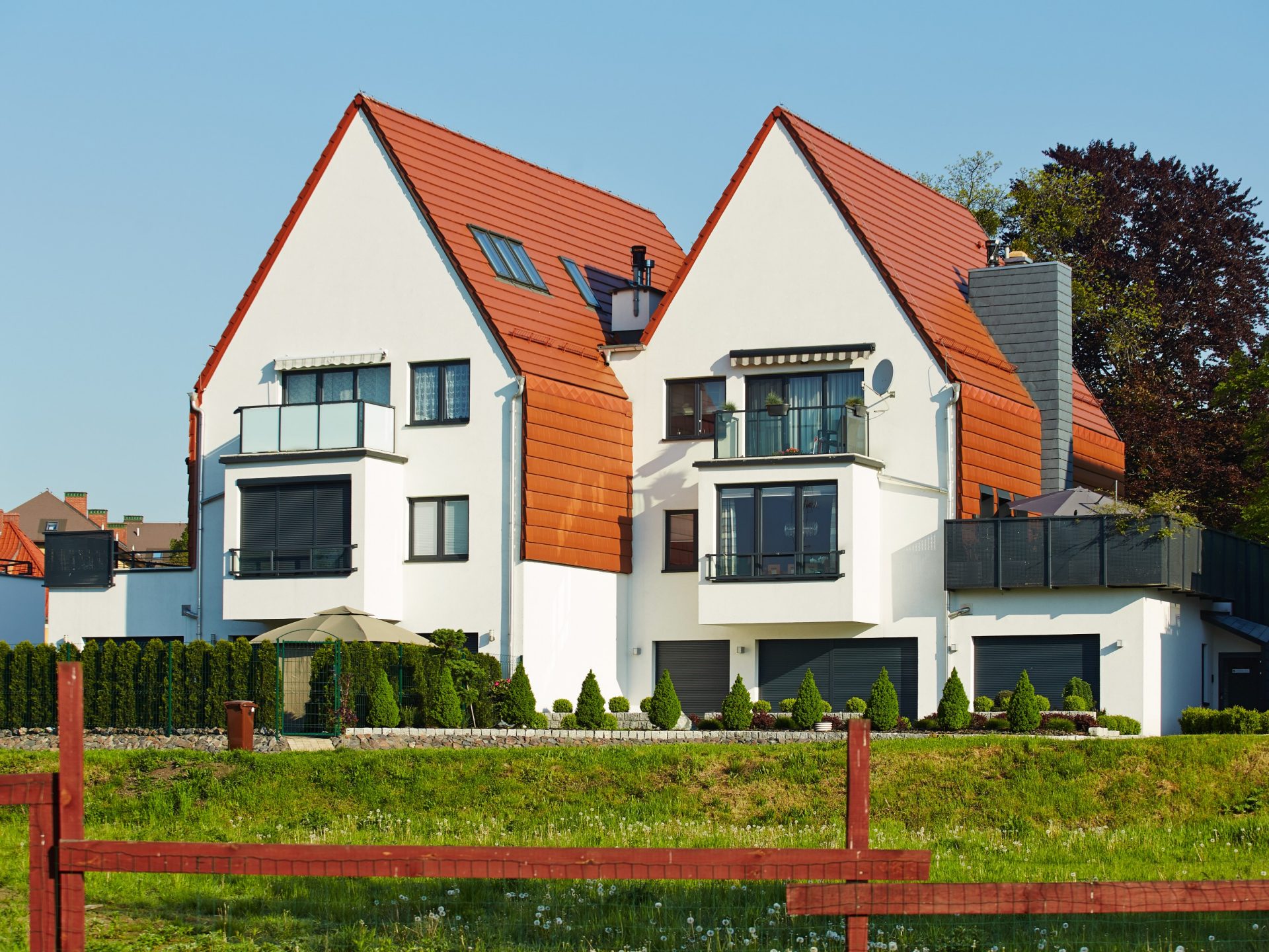 Osiedle domów jednorodzinnych w Raciborzu z dachówką Actua 10 naturalna czerwień