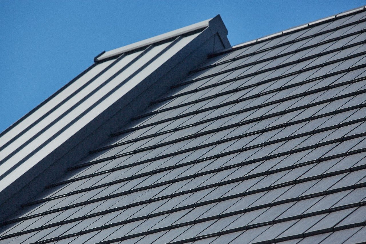 Dom na pojezierzu z dachówką Orea 9 antracytowa matowa angoba 