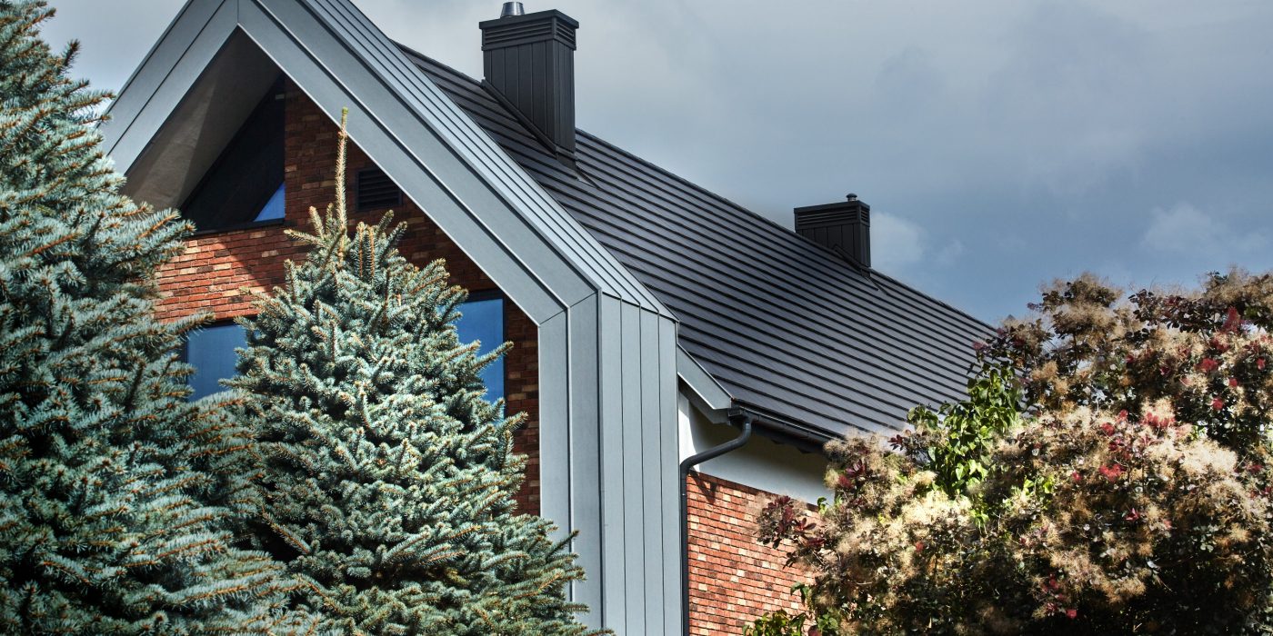 Family house in lake area with Orea 9 antracite mat angobe roof tile