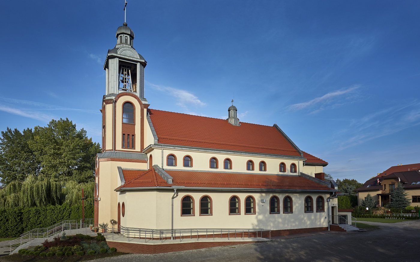 Kościół Matki Bożej Wspomożenia Wiernych w Krakowie Prusach po renowacji dachówką Koramic Marsylka