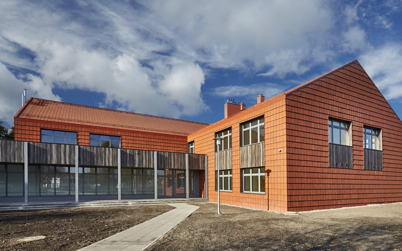 Szkoła w Psarach po renowacji dachówką Koramic Orea 9 