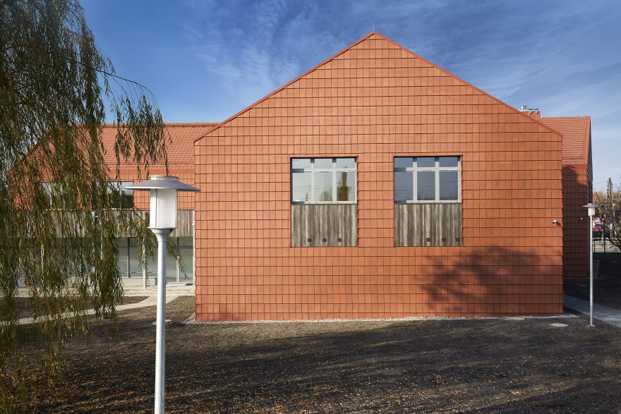 Szkoła w Psarach po renowacji dachówką Koramic Orea 9 