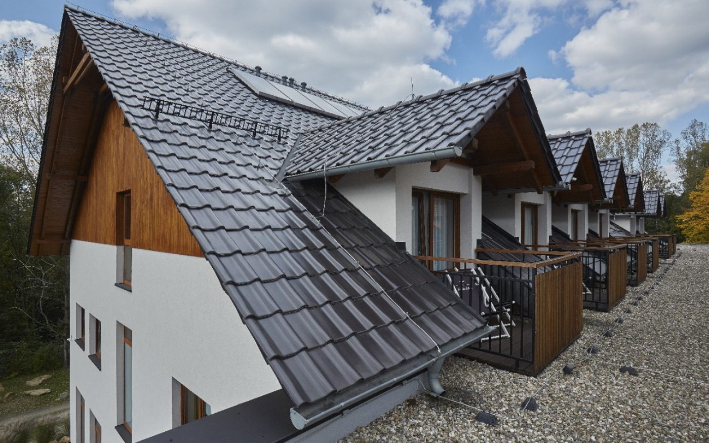 Hotel w Głuchołazach z dachówką Alegra 9 antracytowa anboba