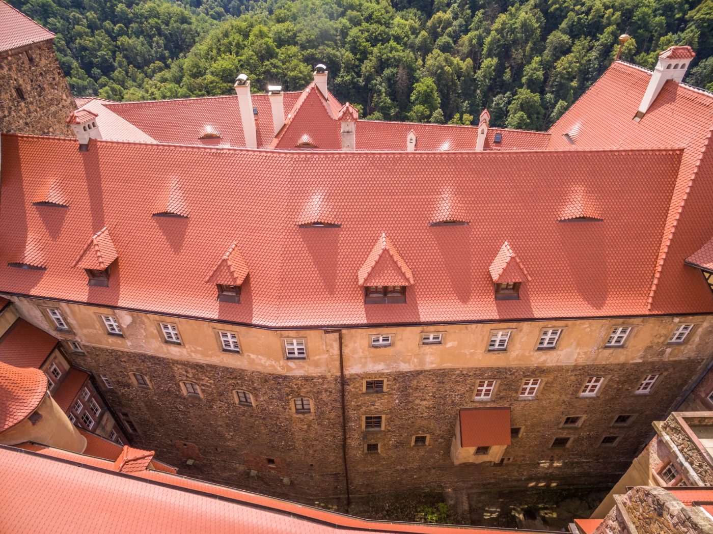 Zamek Książ po renowacji dachu dachówką karpiówką gotycką czerwona angoba