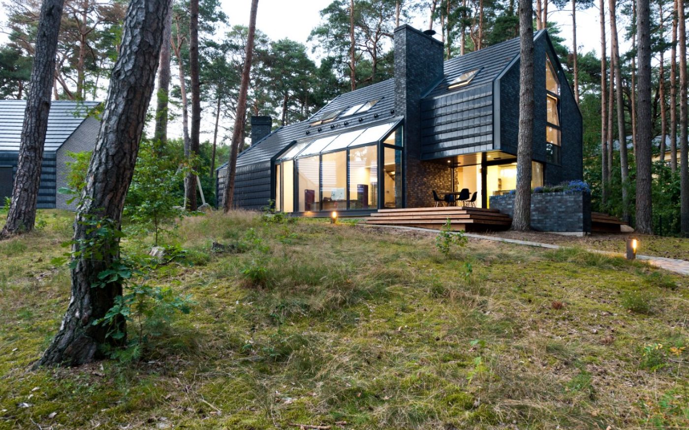 Brick: Pagus Grijs HV DF | Roof: Actua 10 Zwart Edel-Engobe | Architect: Studija Archispektras, Kaunas (LT) | Client: Private | Completion Date: 2014-01-01