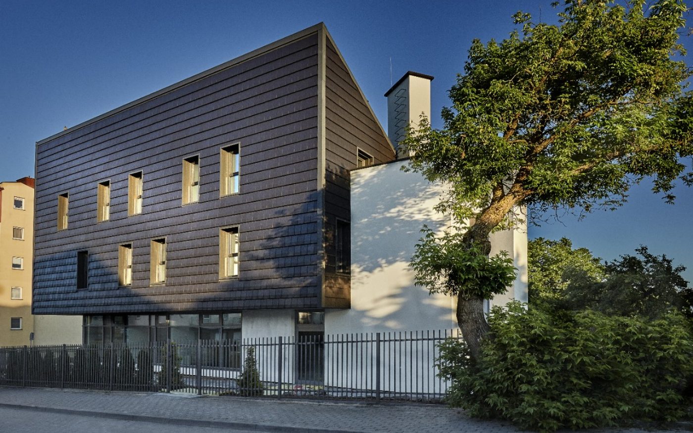 Dom jednorodzinny w Ełku z dachówką Actua 10 czarna angoba szlachetna