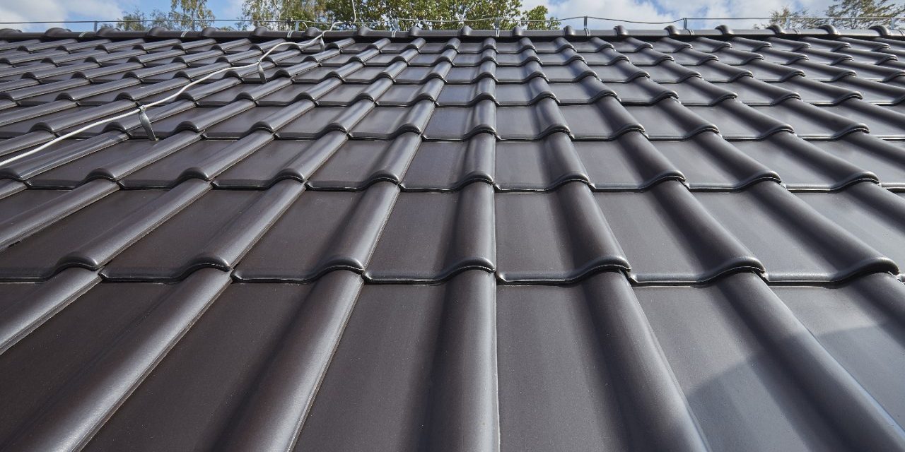 Hotel w Głuchołazach z dachówką Alegra 9 antracytowa anboba