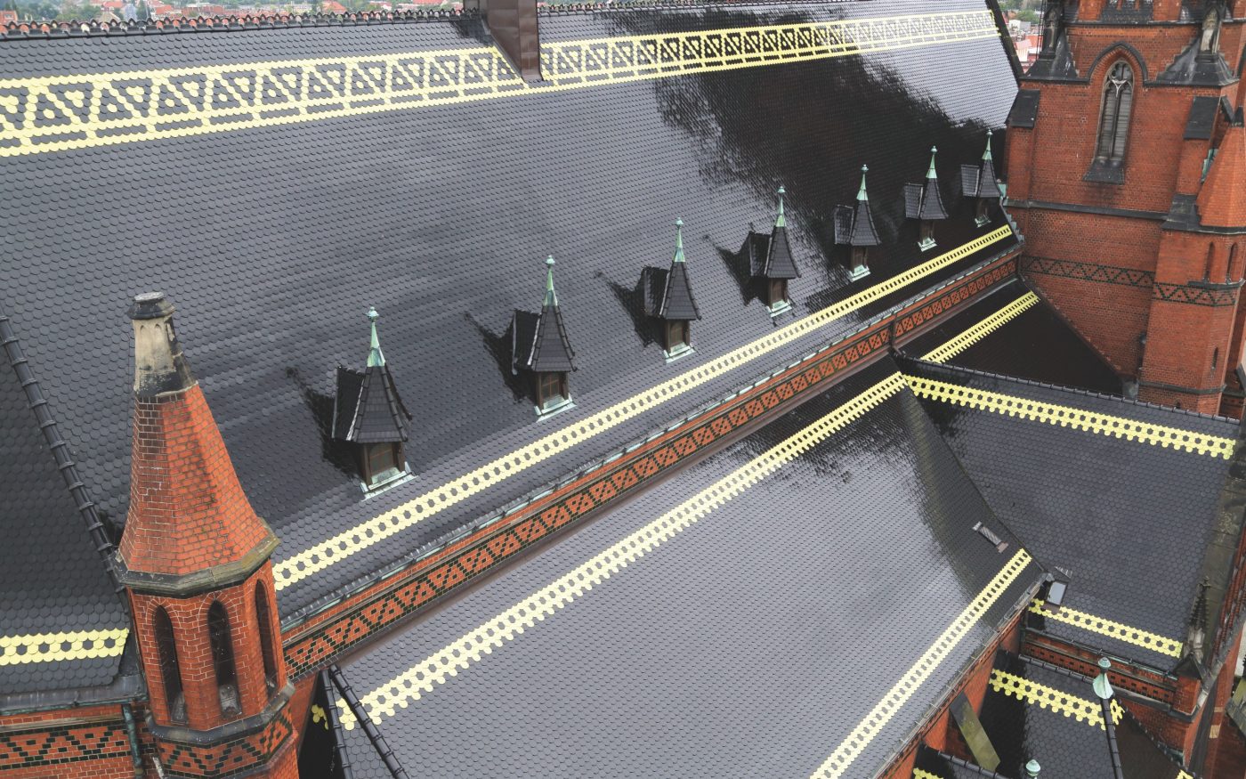 Katedra Apostołów Św.Piotra i Pawła w Legnicy po renowacji dachu dachówką karpiówką czarną i żółtą 