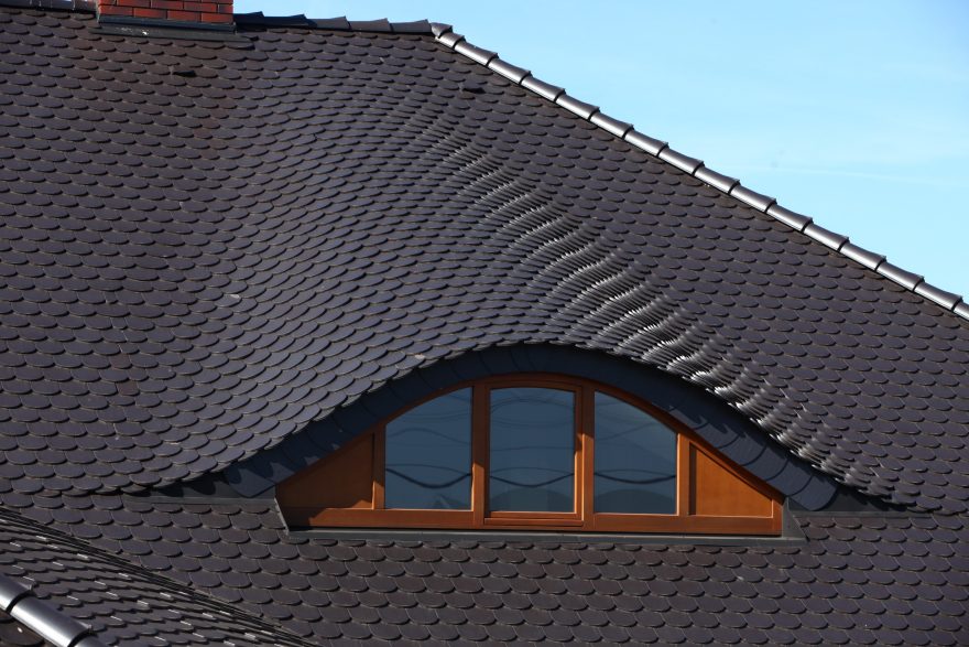 Dom jednorodzinny w okolicach Ozorkowa z dachówką karpiówką Koramic 