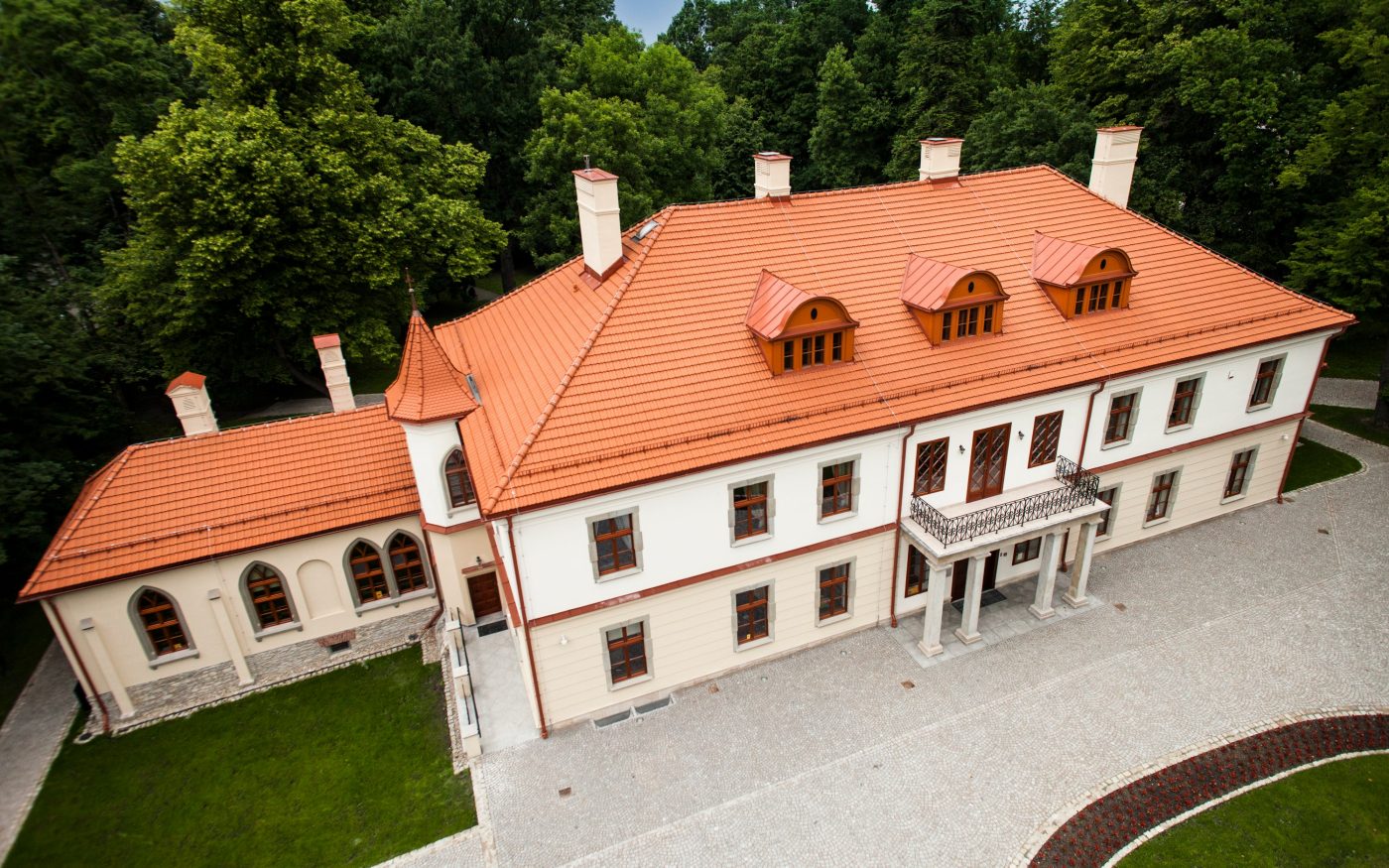 Pałac Czeczów po renowacji dachówkami Koramic Madura i Karpiówka
