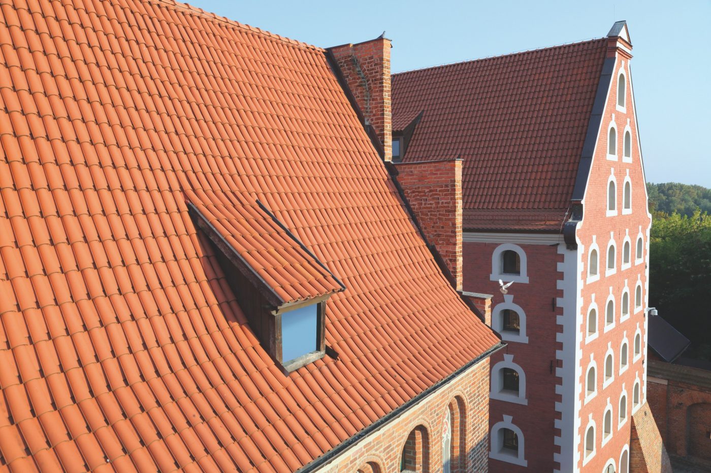 Spichrze w Toruniu po renowacji dachówką mnich mniszka naturalna czerwień