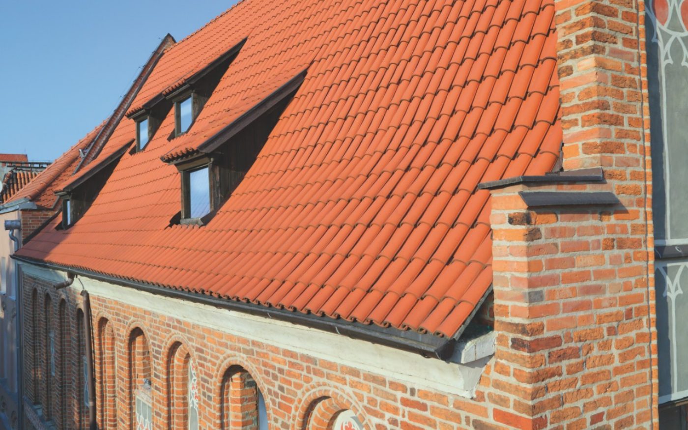 Spichrze w Toruniu po renowacji dachówką mnich mniszka naturalna czerwień