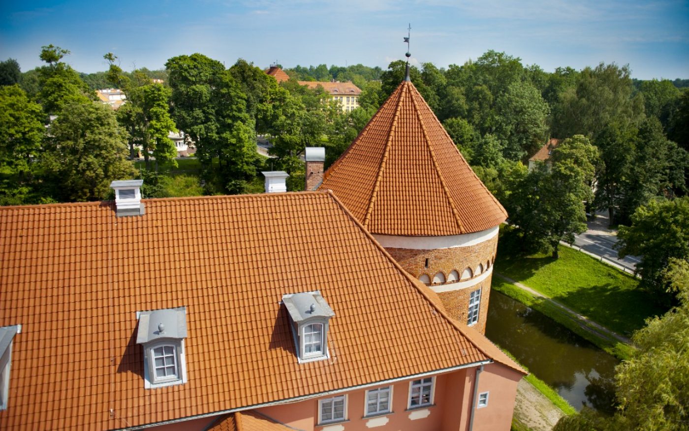 Podzamcze Pałacu w Lidzbarku Warmińskim po renowacji dachu dachówką Mnich Mniszka oraz Cavus 14
