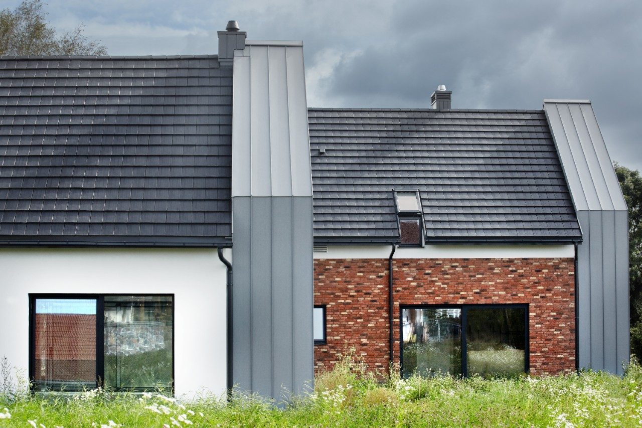 Family house in lake area with Orea 9 antracite mat angobe roof tile