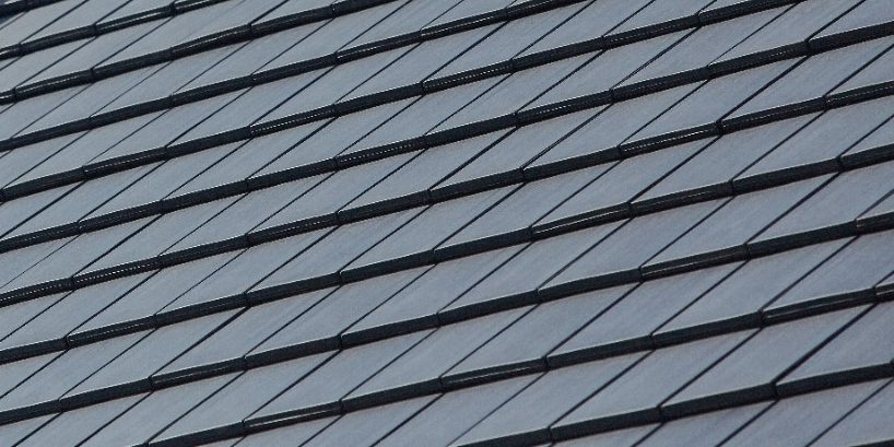 Dom na pojezierzu z dachówką Orea 9 antracytowa matowa angoba 