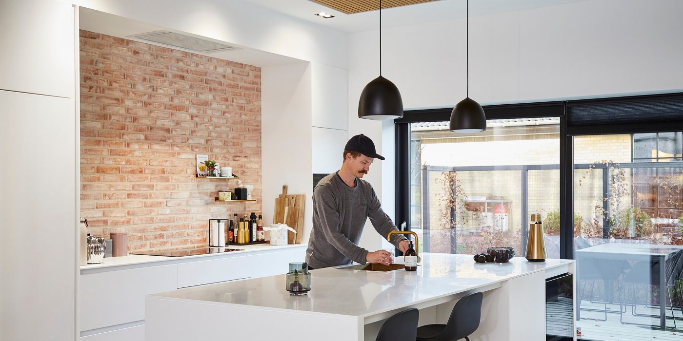 Dach z dachówką ceramiczną Koramic Actua 10 i panelami fotowoltaicznymi Wevolt X-Tile