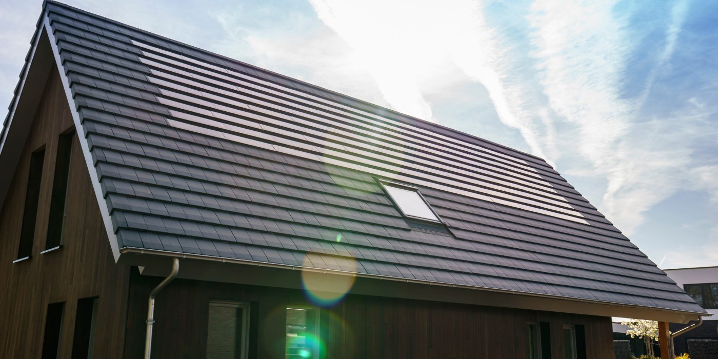 Dach z dachówką ceramiczną Koramic Actua 10 i panelami fotowoltaicznymi Wevolt X-Tile