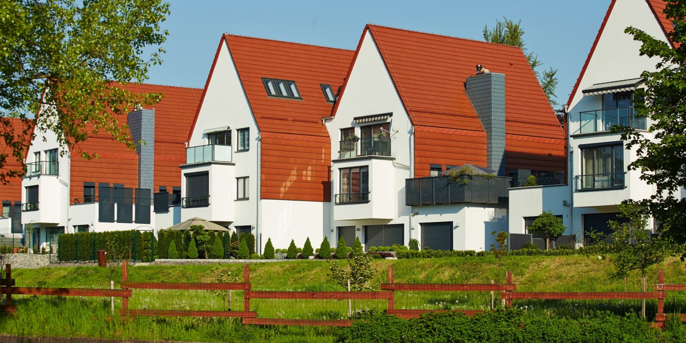 Osiedle domów jednorodzinnych w Raciborzu z dachówką Actua 10 naturalna czerwień