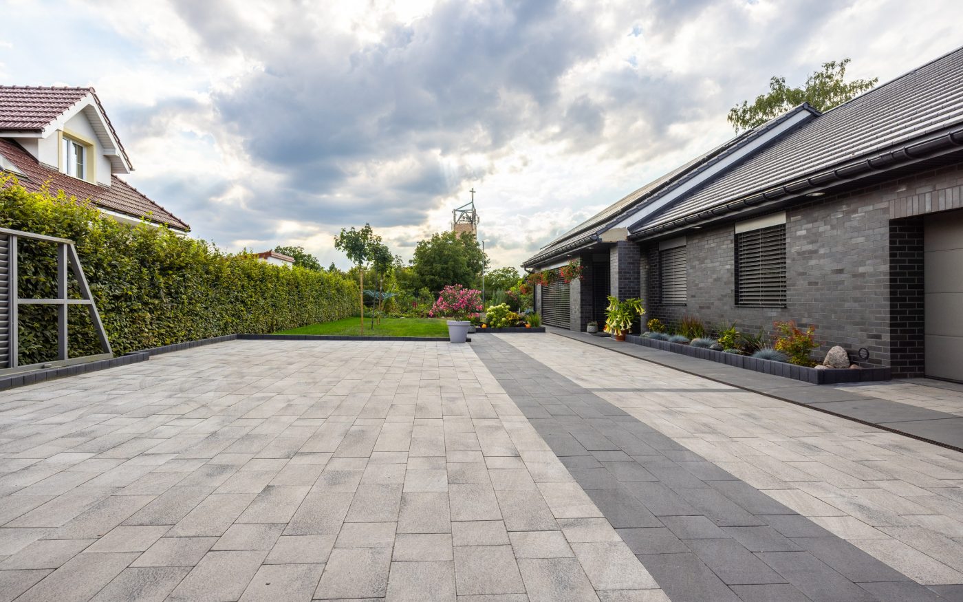 Nawierzchnia na terenie prywatnego domu w Gliwicach, umbriano grafitowobialy i stalowografitowy