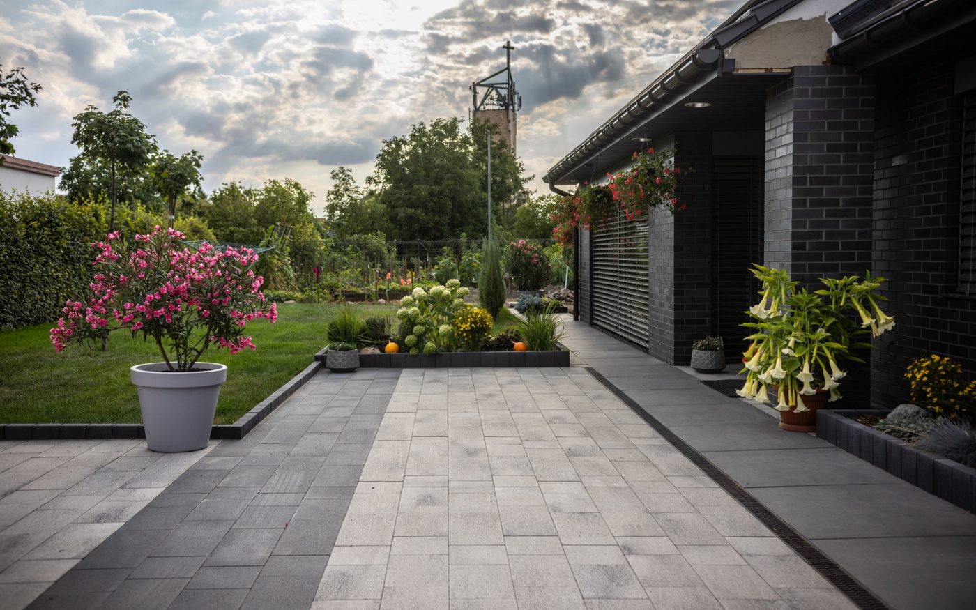 Nawierzchnia na terenie prywatnego domu w Gliwicach, umbriano grafitowobialy i stalowografitowy