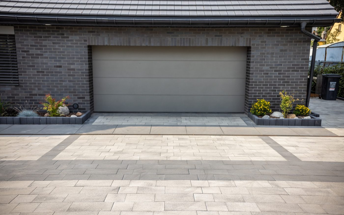 Nawierzchnia na terenie prywatnego domu w Gliwicach, umbriano grafitowobialy i stalowografitowy