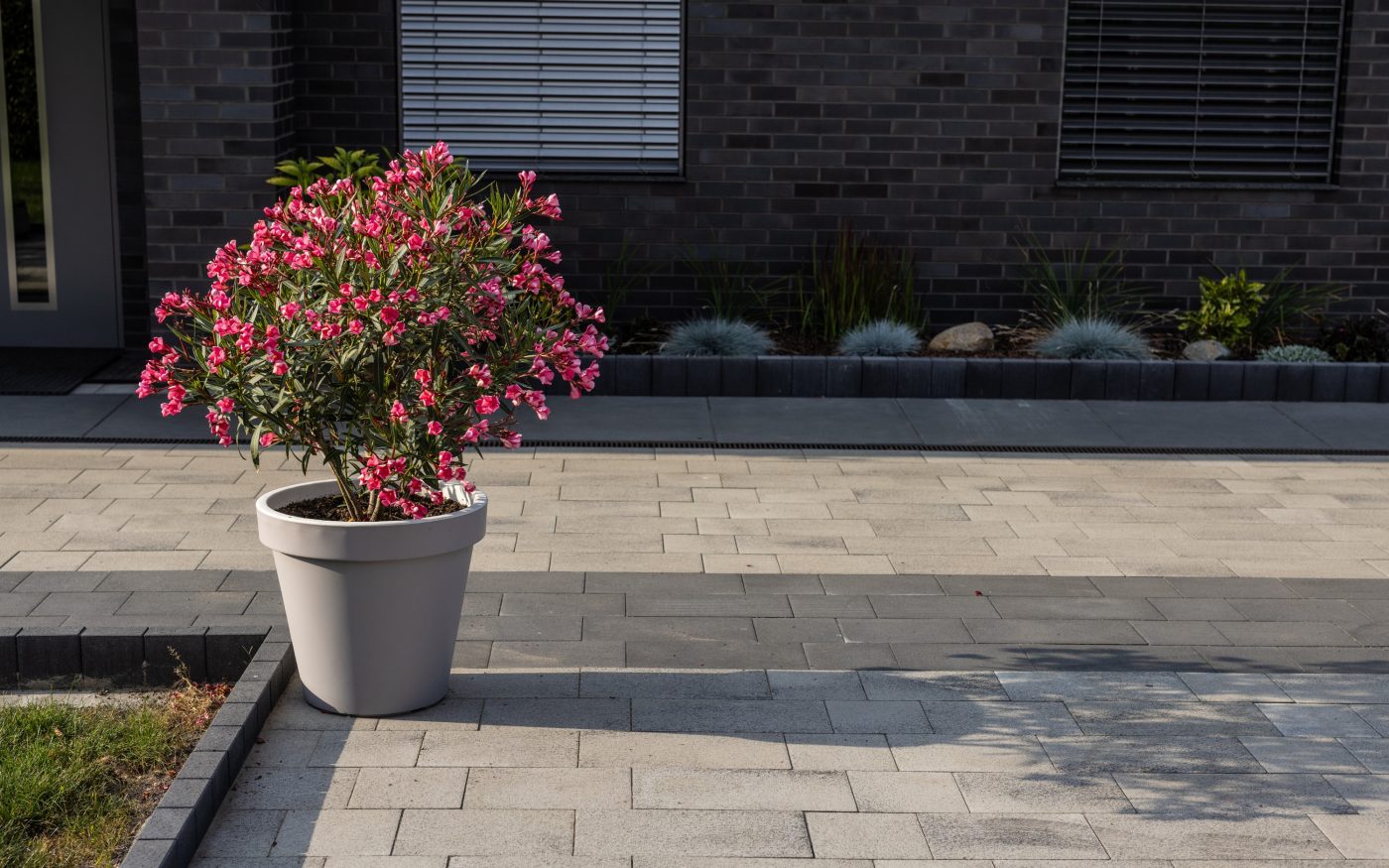 Nawierzchnia na terenie prywatnego domu w Gliwicach, umbriano grafitowobialy i stalowografitowy